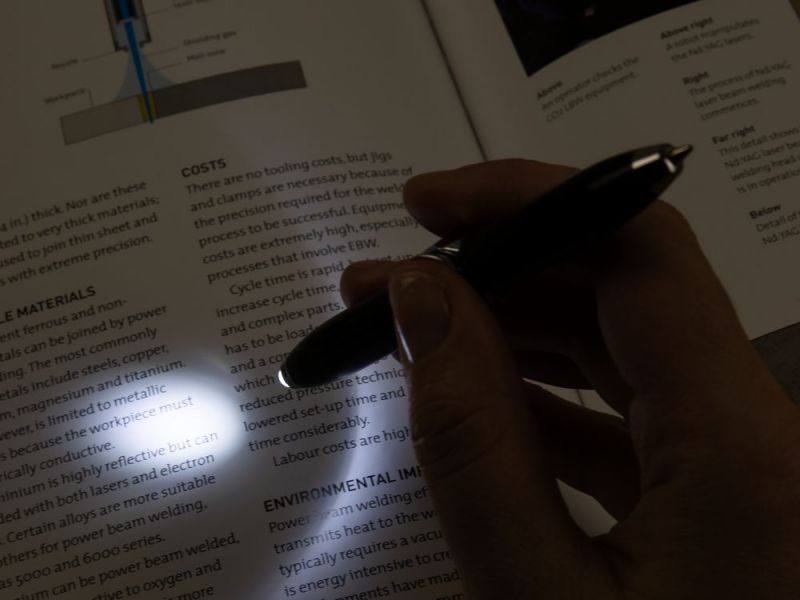 Ручка-спиннер Flipen с фонариком, черная